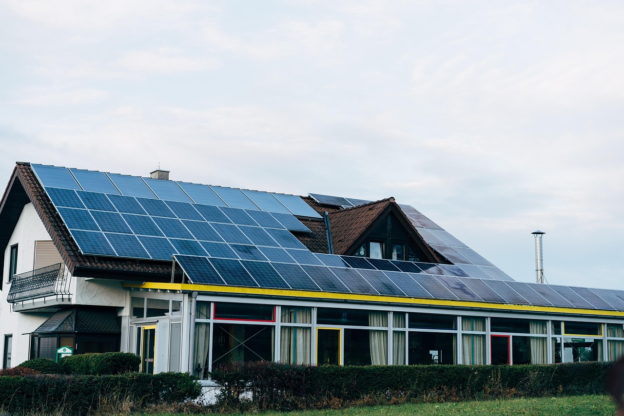 Einfamilienhaus mit Solaranlage auf dem Dach